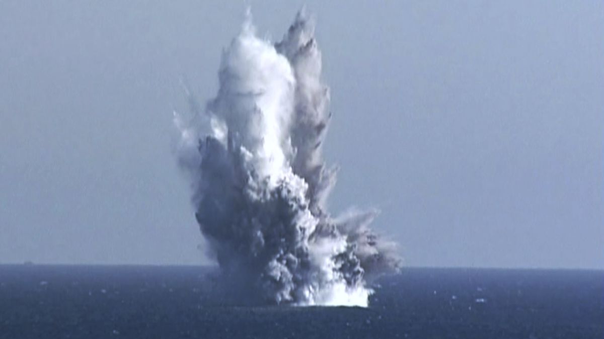 Kim Čong-un se chlubí podvodním dronem, který vyvolá radioaktivní tsunami